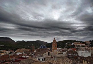 Vistes i torre de Serra amb el cel nuvol