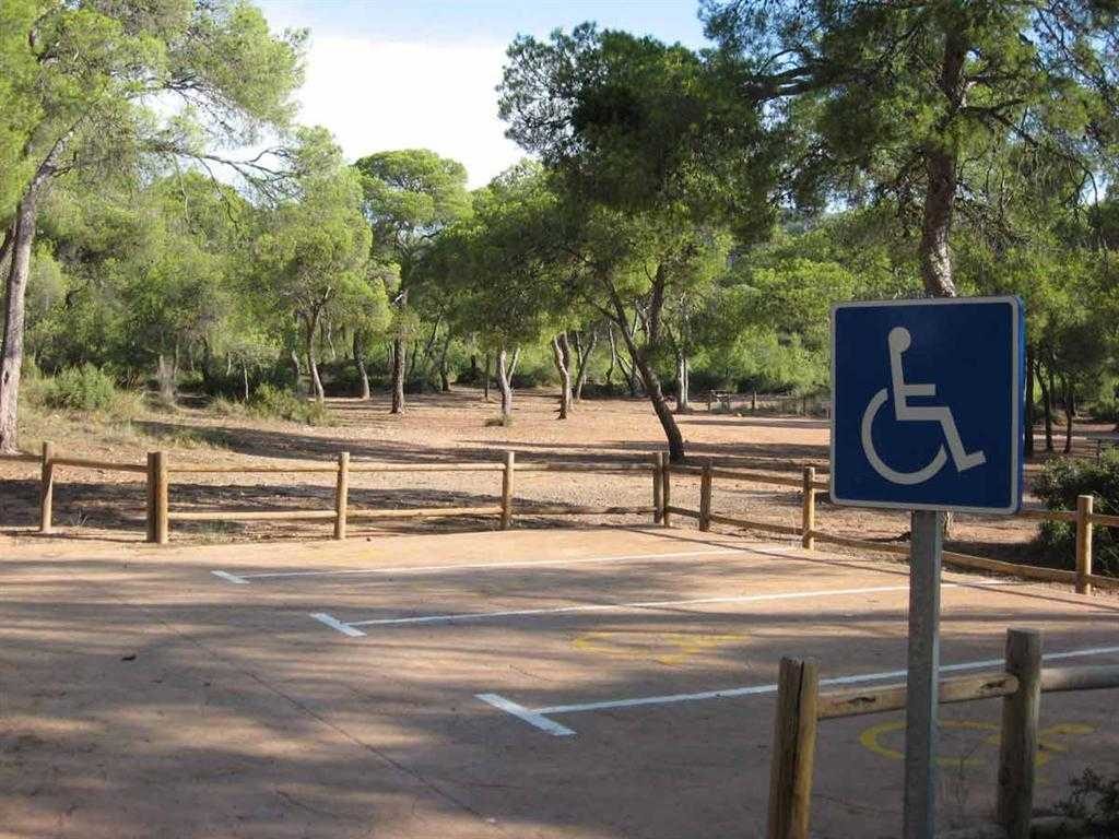 Estacionament àrea recreativa portaceli a Serra